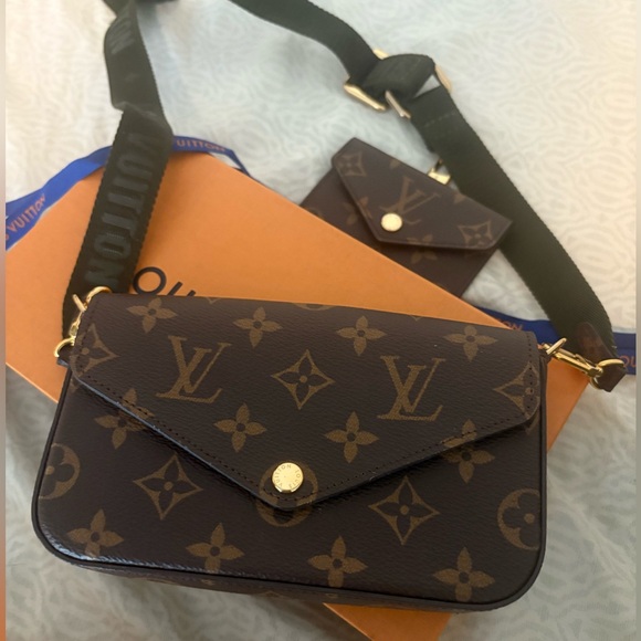 Louis Vuitton FÉLICIE STRAP & GO
Make offer - Picture 1 of 11